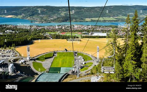 Vista panoramica delle piste di Lillehammer con pubblico festante
