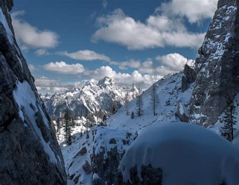 Panoramica delle Alpi italiane innevate con piste da sci preparate