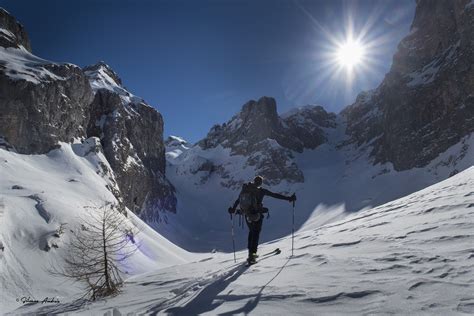 Panoramica della Val Formin con ampi pendii innevati, ideale per lo sci alpinismo.
