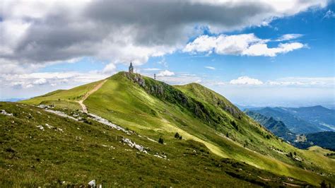 Panorama dalla cima del Monte Guglielmo con il Monumento al Redentore