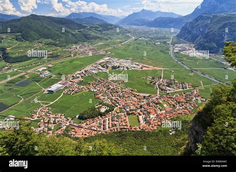 Panoramica della Valle dell'Adige con frutteti e montagne