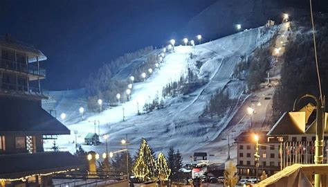 Una vista aerea della pista da sci di Schladming illuminata per la gara notturna.