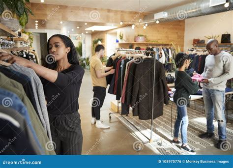 interno del negozio con aree prova e personale che assiste i clienti