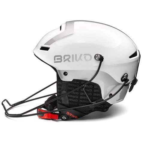 Giovane sciatore con casco da sci BRIKO durante una gara di slalom