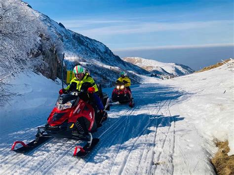 Gruppo di persone che si prepara per un'escursione in motoslitta