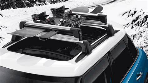 Accessorio portasci e portasnowboard MINI montato sul tetto di un'auto MINI