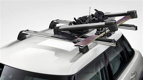 Dettaglio del meccanismo di estrazione laterale del portasci e portasnowboard MINI