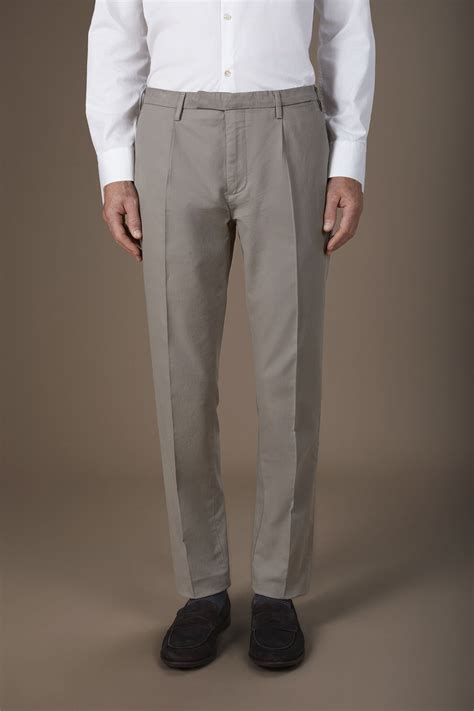 Foto del modello Phenix Pantalone uomo Active Slim indossato, che evidenzia il design slim e le caratteristiche tecniche.