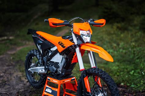 Immagine ravvicinata del motore elettrico della KTM Freeride E-XC, evidenziando il sistema di raffreddamento a liquido.