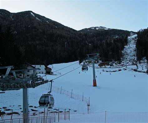 Vista panoramica dalla stazione a monte della cabinovia Speikboden con montagne innevate e cielo azzurro