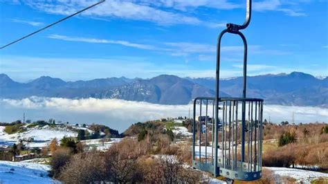 Schema della funivia Malcesine-Monte Baldo con le sue due tratte e le stazioni di partenza, intermedia e arrivo.