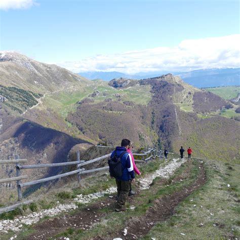 Dettaglio del sentiero del Ventrar con la sua parete rocciosa e il cordino metallico di sicurezza.