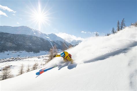 Grafica con le date di apertura e chiusura degli impianti di Monterosa Ski e le regole per l'uso del casco