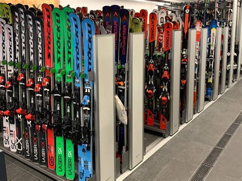 Immagine di un negozio di noleggio sci e snowboard con attrezzatura esposta