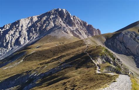 Vista panoramica del Massiccio del Latemar con sentieri escursionistici e piattaforme panoramiche