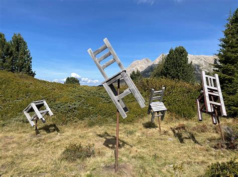 Installazione artistica lungo il sentiero RespirArt nel paesaggio dolomitico