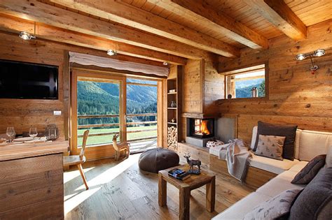 interni di un accogliente appartamento di montagna con camino e vista panoramica