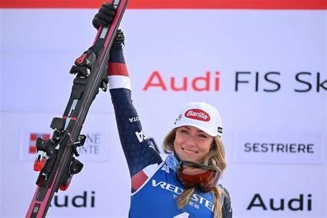 Mikaela Shiffrin esulta dopo una vittoria in slalom