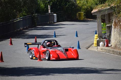 Emanuele Schillace su Radical SR4 con motore Suzuki al traguardo