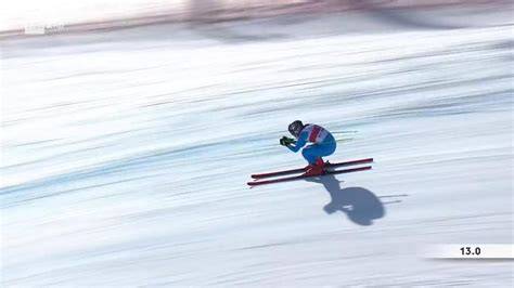 Atleta di discesa libera in azione su un tracciato di gara