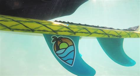 Dettaglio di uno snowboard con adesivi resistenti all'acqua e ai graffi