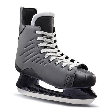 Immagine comparativa di diversi tipi di pattini da ghiaccio: pattini da figura, da velocità e da hockey, evidenziando le differenze nelle lame e nella struttura.