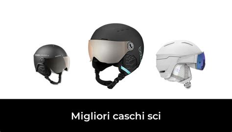 Uomo e donna che scelgono caschi da sci