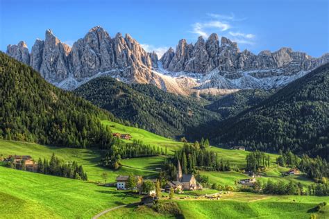 Panorama delle Dolomiti innevate con un villaggio tipico di montagna