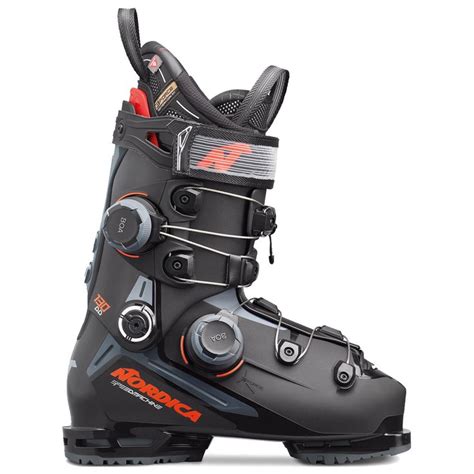 Immagine di diversi modelli di scarponi da sci e snowboard
