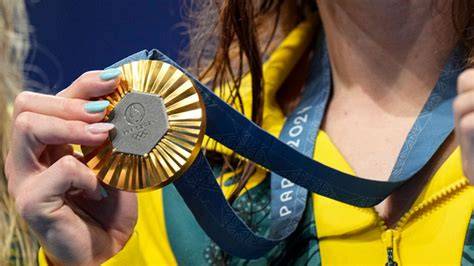 Chiara Censori mentre riceve una medaglia d'oro sul podio