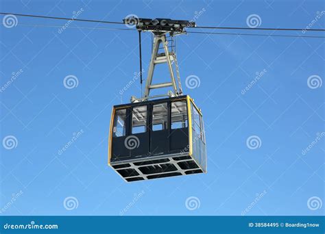immagine stilizzata di una cabina funivia che precipita