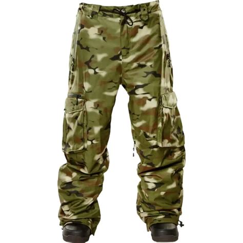 Uomo con pantaloni da snowboard cargo in azione sulla neve