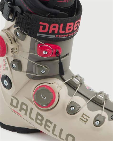 Immagine ravvicinata del Dalbello Lupo T.I. che evidenzia gli inserti tecnologici e la costruzione a 3 pezzi.