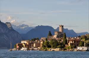 Veduta aerea del borgo di Malcesine con il lago e il Monte Baldo