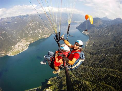 Passeggini con parapendio che sorvolano il Lago di Garda