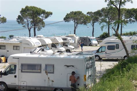Panoramica di un campeggio sul Lago di Garda con piazzole per camper
