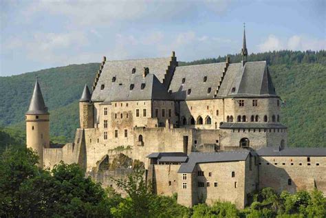 Castello di Vianden con il fiume Our in primo piano