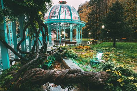Parco Centrale di Borjomi con alberi secolari e il fiume