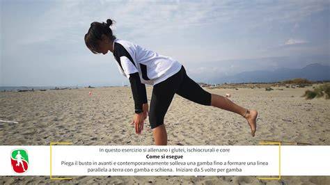 Atleta che esegue esercizi di equilibrio su una gamba con sfondo montano