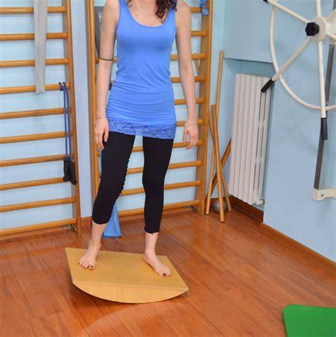 Atleta che esegue esercizi di equilibrio su una tavoletta propriocettiva