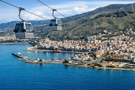 Dettaglio delle cabine rosse e bianche della funivia del porto