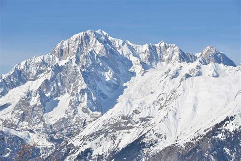 Vista panoramica del Monte Bianco da una pista sciistica nel comprensorio Evasion Mont-Blanc
