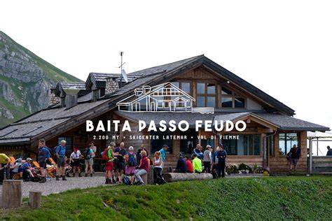 Interno accogliente della Baita Passo Feudo con elementi in legno