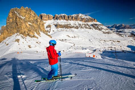 Infografica che illustra le opzioni di skipass per famiglie e bambini in Dolomiti Superski