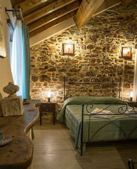 Interno di una camera rustica dell'Agriturismo Fattoria Brignoni con arredi in legno