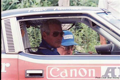foto di piloti e auto da corsa in un contesto di slalom montano