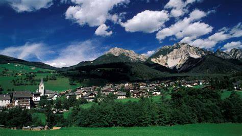 Vista panoramica dalle montagne di San Vigilio di Marebbe con cielo azzurro