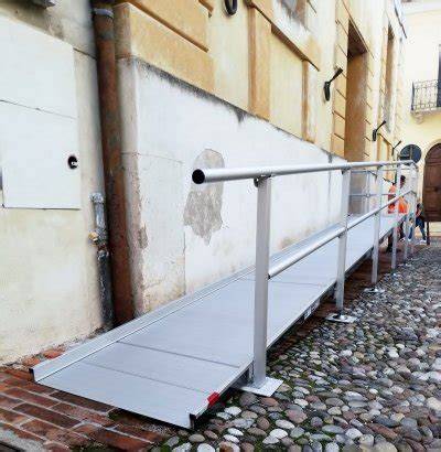 Ingresso accessibile di una cabinovia con rampa e segnaletica per disabili