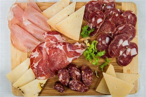 esposizione di formaggi e salumi locali nella malga