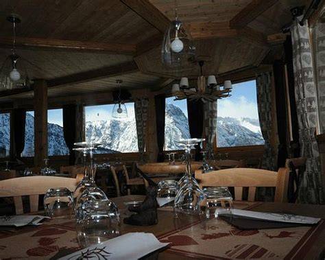 interno accogliente del ristorante Chesal 1805 con arredi in legno e vista sulle montagne